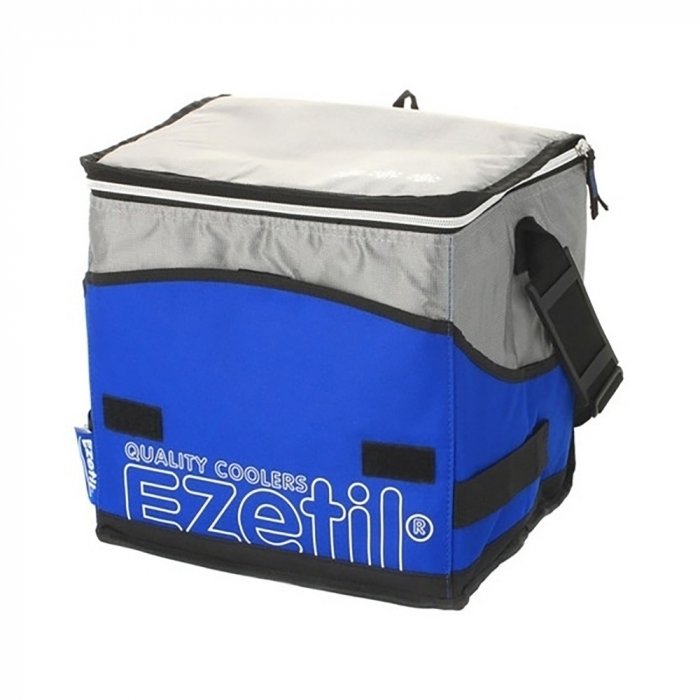 Сумка-термос Ezetil KC Extreme 28 blue Сумка-термос Ezetil KC Extreme 28 blueСумки-холодильники<br>Созданная по современным технологиям, в ярком спортивном дизайне синего цвета, сумка-термос Ezetil KC Extreme 28 blue станет незаменимым спутником ваших поездок, сохраняя продукты свежими и охлаждая напитки. Благодаря надежной термоизоляции сумка может удерживать холод до 12 часов (при использовании аккумуляторов температуры). Современный материал отделки легко моется. Сумка снабжена удобными ручками для переноски с фиксатором, а так же плечевым ремнем.<br>Особенности и преимущества сумок-термосов представленной серии от компании Ezetil:<br><br>Основной изоляционный слой толщиной 7 миллиметров, внутренний слои обеспечивает удержание температуры внутри термосумки, а внешняя ткань способствует снижению воздействия на содержимое сумки температуры окружающей среды.<br>Изделие произведено с использованием экологически безопасных и гигиеничных материалов, как внутри, так и снаружи, не содержащих в себе поливинилхлорид.<br>Внутренняя камера изготовлена из экологически чистых материалов, допускается к контакту с пищевыми продуктами и соответствует экологическим стандартам и нормативам EC.<br>100% герметичность изотермической сумки обеспечивается современной технологией горячей спайки внутренних швов.<br>Многослойная изоляция обеспечивает надежное удержание температуры помещенных в сумку продуктов при ее максимальном заполнении в течение нескольких часов.<br><br>Серия современных, практичных и удобных в использовании изотермических сумок KC Extreme от известного немецкого производителя компании Ezetil поражает разнообразием моделей, где абсолютно каждый сможет подобрать изделие, которое придется по душе именно ему. Модели различны по объему, габаритным размерам и цветовым решениям. Стоит отметить, что вся серия отличается высоким качеством материалов изготовления, каждое изделие проходит персональное тестирование в лабораториях IPV Gmbh.<br><br>Страна: Германия<br>Объем, л: 28<br>Мощность, Вт: None<br>Питание, В: Нет<br>Темп. max, С: None<br>Темп. min, С: None<br>Габариты ВxШxД, мм: 325x285x335<br>Вес, кг: 1<br>Гарантия: 1 год<br>Кабель питания: Нет<br>Назначение: Сумкатермос