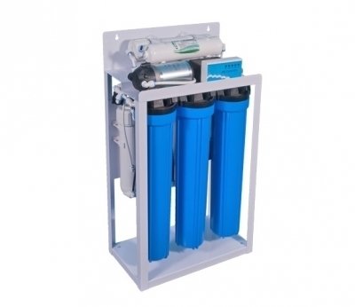 Фильтр для воды Аквафор ORGANIK W8340 Фильтр для воды Аквафор ORGANIK W8340Магистральные<br>Системы обратного осмоса Аквафор ORGANIK W8340 является отличным решением для очистки воды от разных загрязнений. Посредством данной системы происходит качественная и быстрая фильтрация от нерастворимых частиц, размер которых составляет до 5 микрон. Осуществляется устранение активного хлора, неприятного запаха, вкуса и мутности. Встроенная высокоселективная мембрана обеспечивает удаление примесей меди, бария, селена, натрия, хрома, кадмия, свинца и другие разновидности загрязнителей. Используемый угольный постфильтр гарантирует улучшение органолептических показателей питьевой воды.<br>Комплектация:<br><br>Кран для отфильтрованной воды<br>Фитинги для подключения к магистрали<br>Реле высокого и низкого давления<br>Повышающий насос<br>Соленоидный клапан для остановки входящего потока воды и промывки мембраны<br>Контроллер режимов работы<br><br>Компания Аквафор пожалуй, известнейший отечественный производитель фильтрующих систем для воды. Бренд динамично развивается, уже долгие годы находится на российском рынке и успел зарекомендовать себя в качестве надежного партнера. Магистральные фильтры от этой торговой марки неизменно высокоэффективные, долговечные и удобные. Такие водоочистители устанавливаются непосредственно в магистраль водопровода, обычно при входе в дом или квартиру, тем самым обеспечивая предварительную очистку воды. Что благоприятно сказывается не только на здоровье человека и на работоспособности бытовых приборов и сантехнических изделий. Ассортимент Магистральных фильтров под брендом Аквафор невероятно широк. Поэтому каждый покупатель сможет подобрать максимально подходящую модель.<br><br>Страна: Россия<br>Колво степеней очистки: 3<br>Фильтрация, л/м.: 1,0<br>Емкость, л: None<br>Раб. давление, атм: 1,8<br>Раб. температура, С: до +40<br>Умягчение: Есть<br>Минерализатор: None<br>Очистка от хлора: Есть<br>Очистка от тяжелых металлов: Есть<br>Очистка от ржавчины: None<br>Очистка от пестицидов: None<br>Очистка от фенола: None<br>Габариты, мм: 810х450х260<br>Вес, кг: None<br>Гарантия: 1 год<br>Ширина мм: 450<br>Высота мм: 810<br>Глубина мм: 260